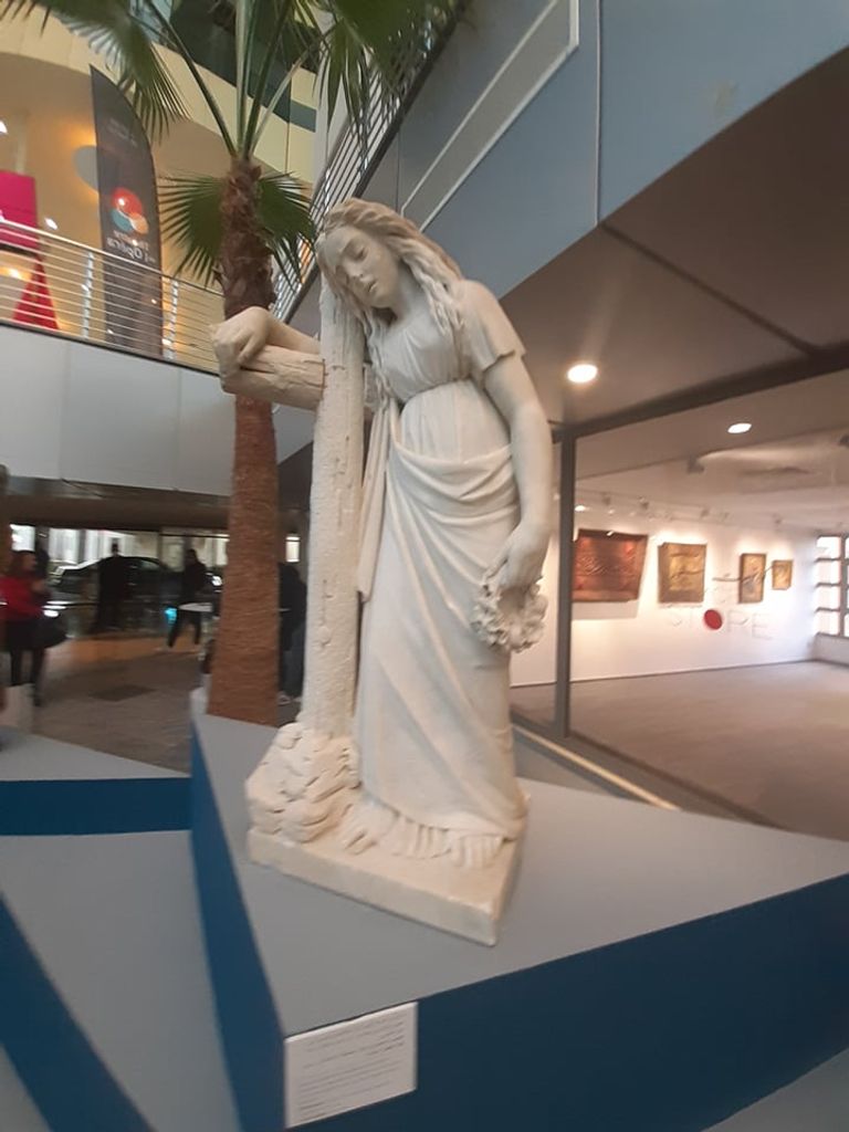 جانب من القطع المعروضة