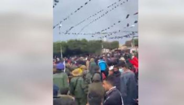 لحظة طرد المشري من الاحتفالية المشري بين الحضور في احتفالات الزاوية قبل طرده