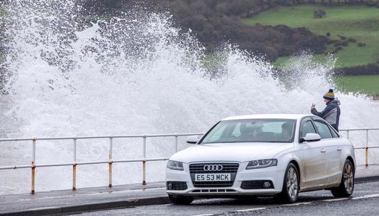 العاصفة يونيس خلفت دمارا واسعا في عدة بلدان أوروبية