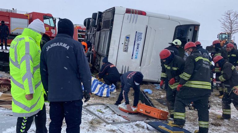 حافلة الرحلات بعد انقلابها