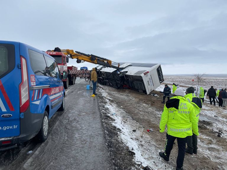 حافلة الرحلات بعد انقلابها