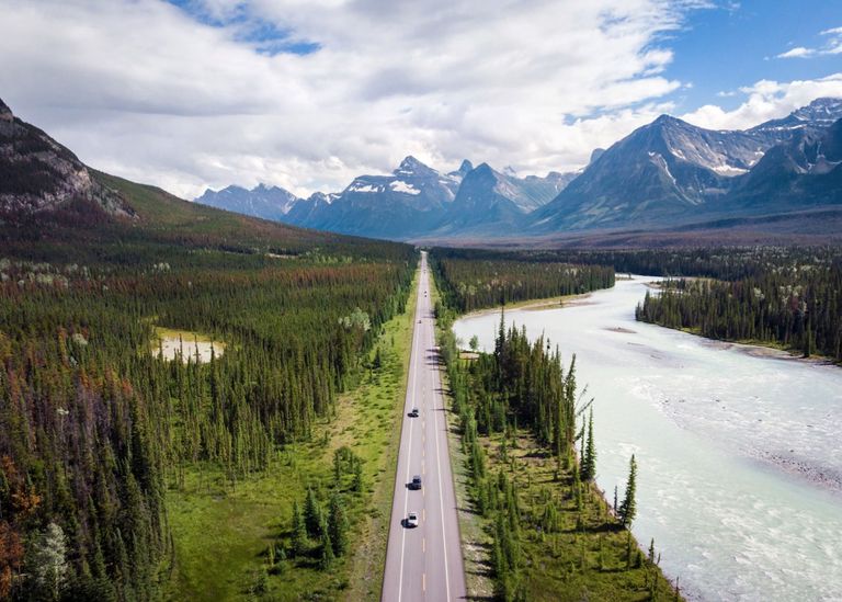 Icefields Parkway in Canada أفضل الرحلات البرية في العالم 2022