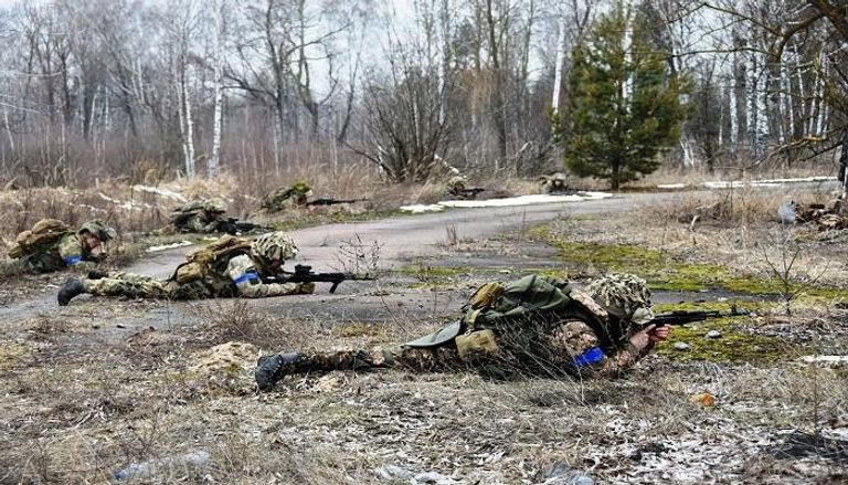 عناصر من القوات الأوكرانية خلال تدريبات تكتيكية- رويترز