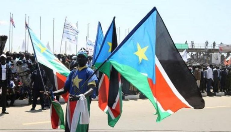 جنوب سوداني يرفع علم بلاده خلال الاحتفال باتفاق جوبا للسلام - أرشيفية