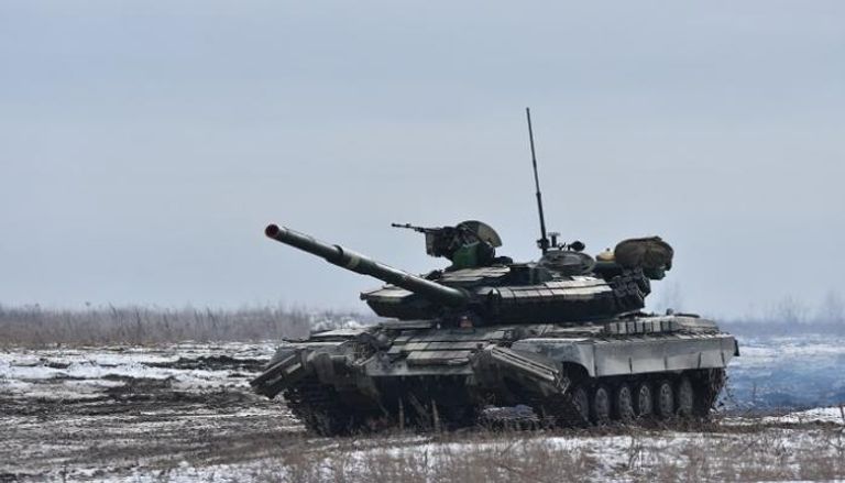 جنود أوكرانيون يقودون دبابة أثناء تدريبات- رويترز