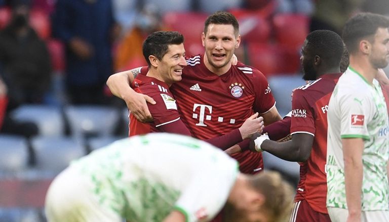 ليفاندوفسكي نجم بايرن ميونخ هداف الدوري الألماني يحتفل أمام جرويتر