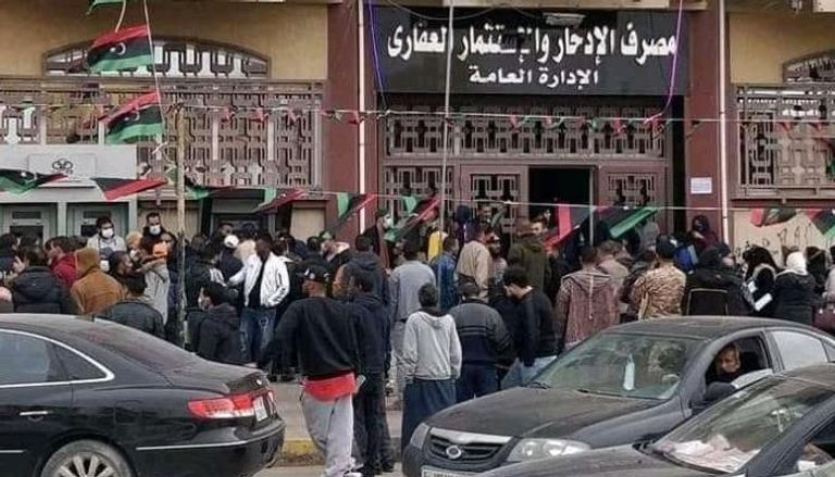 توافد الليبيين على مصرف الادخار بطرابلس. 