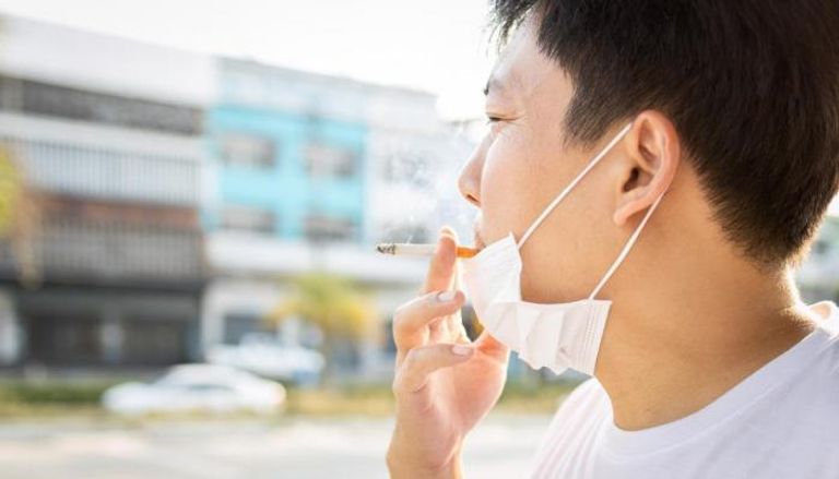 الأجسام المضادة التي يسببها لقاح كوفيد تنخفض بشكل أسرع عند المدخنين