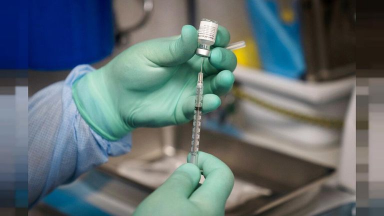 فتاة تتلقى لقاح كورونا