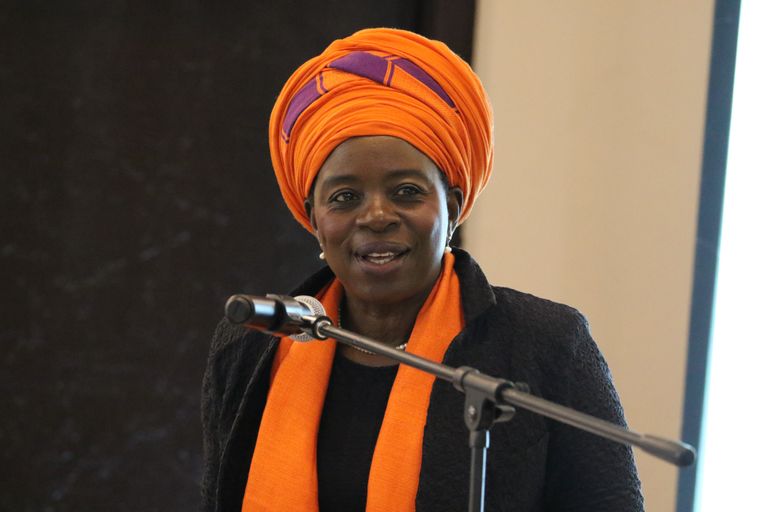 الدكتورة سيكساي نزينزا وزيرة التجارة والصناعة في زيمبابوي جناح زيمبابوي في إكسبو 2020 دبي