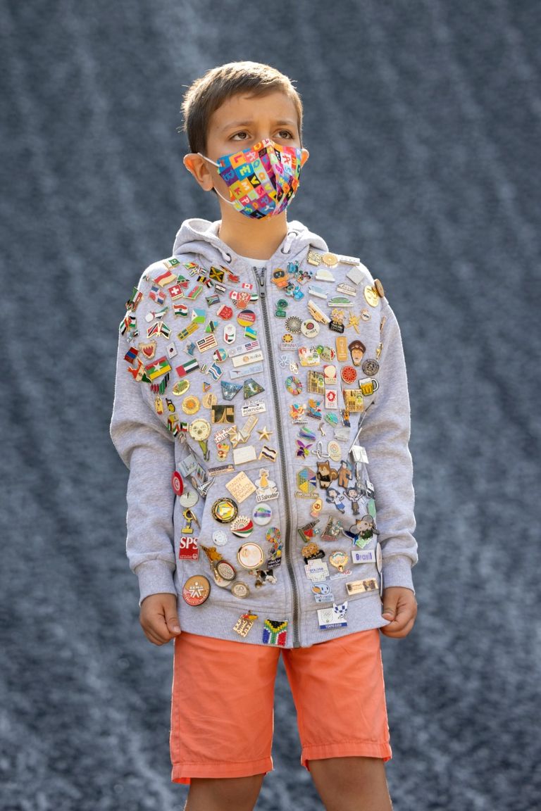 الطفل أندريه مونكلوس يزيّن سترته بالدبابيس التذكارية