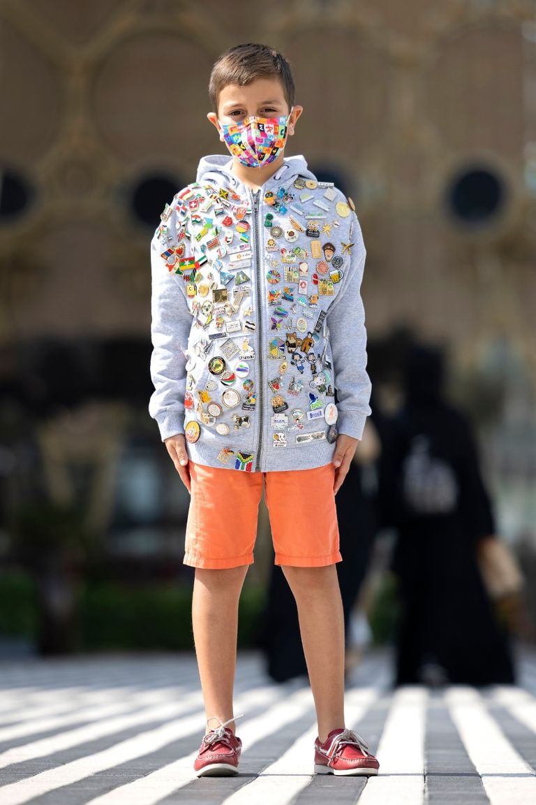 الطفل أندريه مونكلوس يزيّن سترته بالدبابيس التذكارية