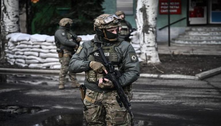 دورية للقوات الأوكرانية في بلدة نوفولوهانسكي -أ.ف.ب