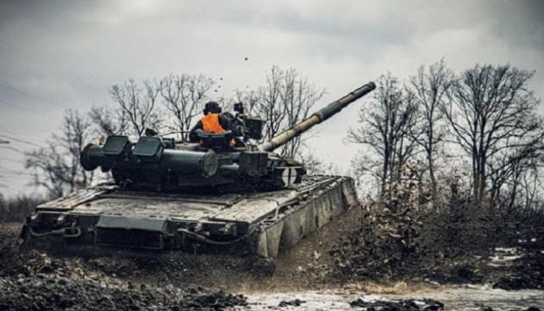 دبابة أوكرانية أثناء التدريبات على الحديد مع روسيا