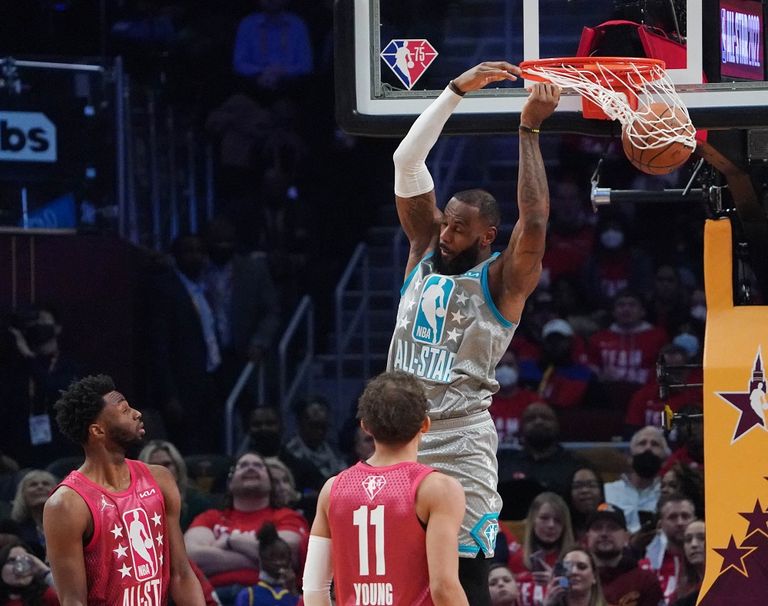 ليبرون جيمس وستيفن كوري في مباراة كل النجوم