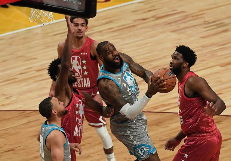 ليبرون جيمس وستيفن كوري في مباراة كل النجوم