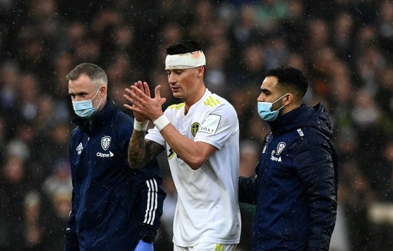 روبن كوخ لاعب ليدز خلال مواجهة مانشستر يونايتد ساديو ماني نجم ليفربول ومنتخب السنغال