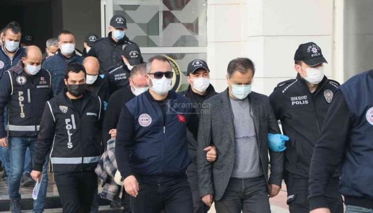 الشرطة التركية تقتاد موقوفين لمديرية الأمن