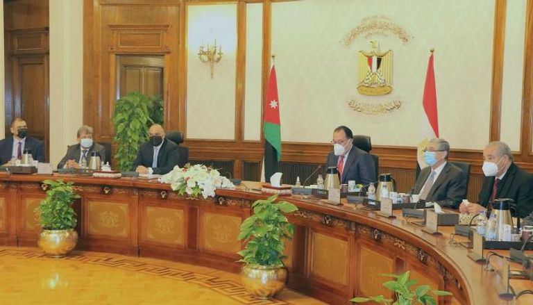 رئيس الوزراء الأردني خلال اجتماعه بنظيره المصري في القاهرة