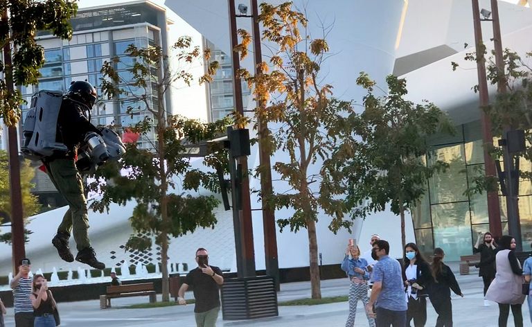 "الرجل الطائر" يوزع تذاكر مجانية لمتحف المستقبل في دبي