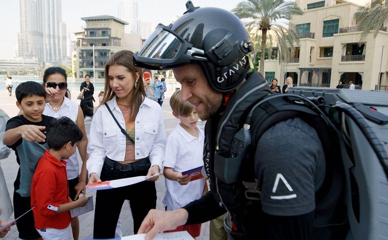 "الرجل الطائر" يوزع تذاكر مجانية لمتحف المستقبل في دبي