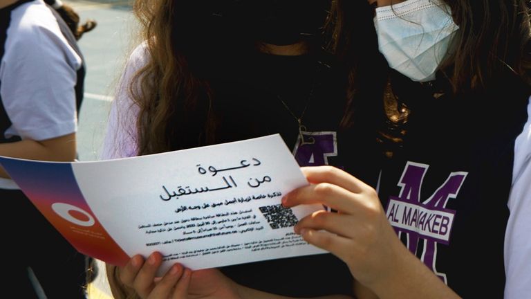 "الرجل الطائر" يوزع تذاكر مجانية لمتحف المستقبل في دبي