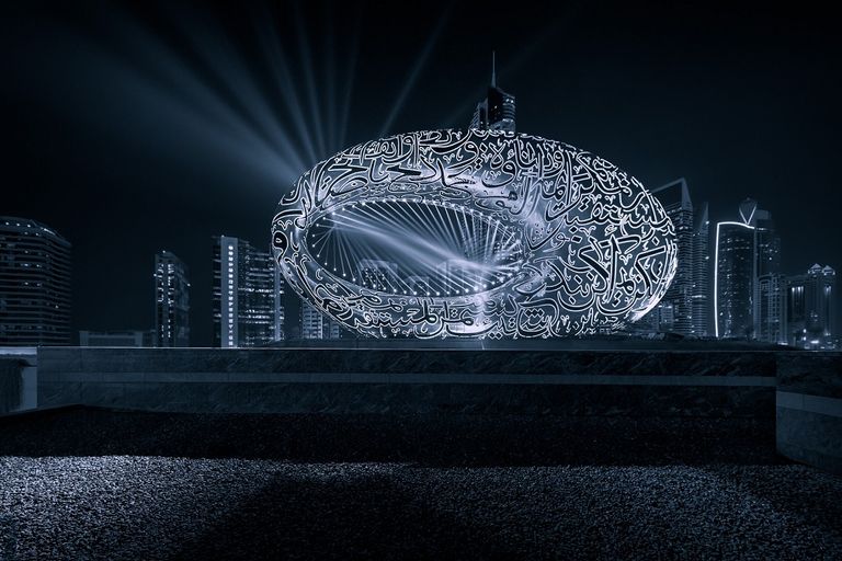 "الرجل الطائر" يوزع تذاكر مجانية لمتحف المستقبل في دبي