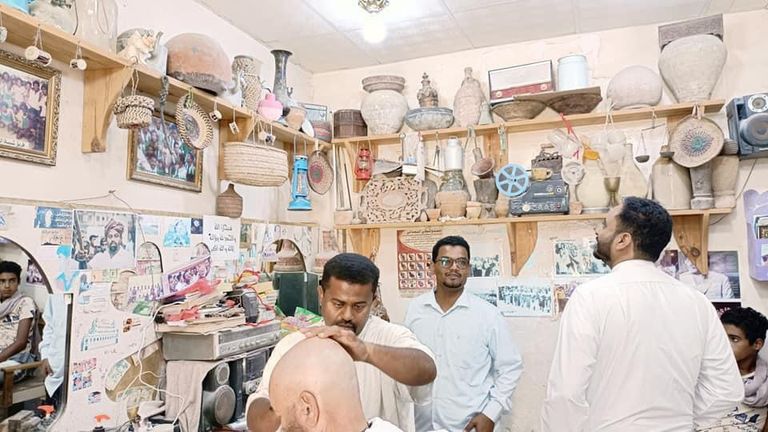 يمني يحوّل منزله إلى متحف للقطع التراثية