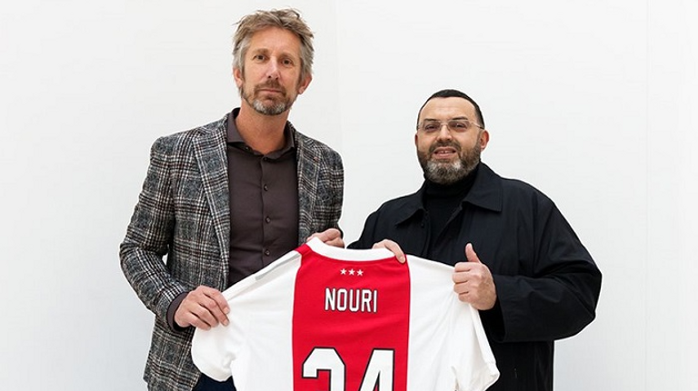 فان دير سار مع أحد أفراد عائلة عبدالحق نوري عبد الحق نوري