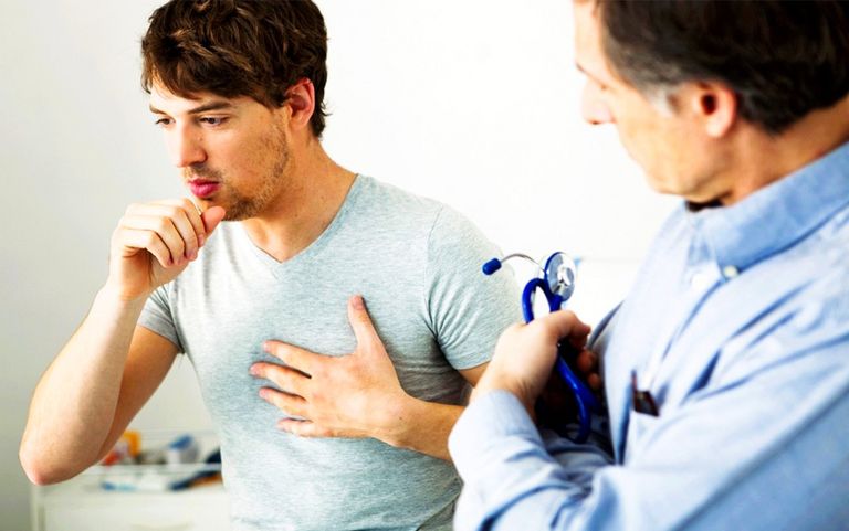 فتاة تعاني من مرض الربو