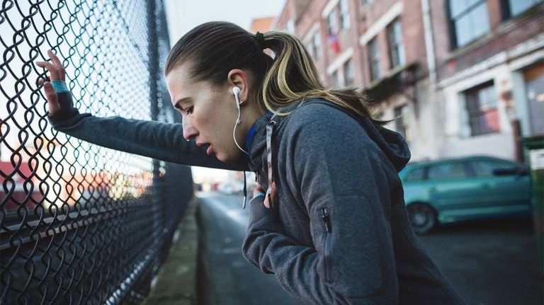 فتاة تعاني من مرض الربو