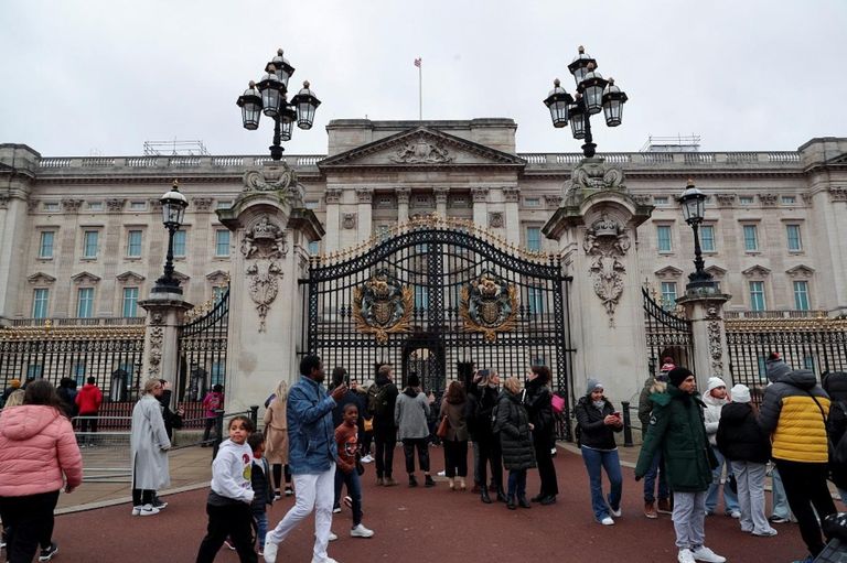 بريطانيون أمام قصر باكنغهام بعد الإعلان عن إصابة الملكة إليزابيث بفيروس كورونا (رويترز) بريطانيون أمام قلعة وندسور دعماً للملكة إليزابيث الثانية - أ ف ب