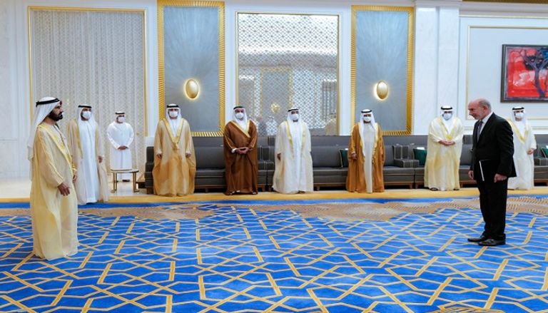 الشيخ محمد بن راشد آل مكتوم خلال تسلم أوراق اعتماد سفراء جدد