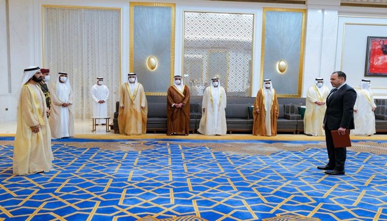الشيخ محمد بن راشد آل مكتوم خلال تسلم أوراق اعتماد سفراء جدد