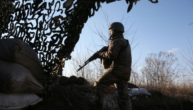 جندي أوكراني يراقب موقعه على خط المواجهة عند الحدود مع روسيا