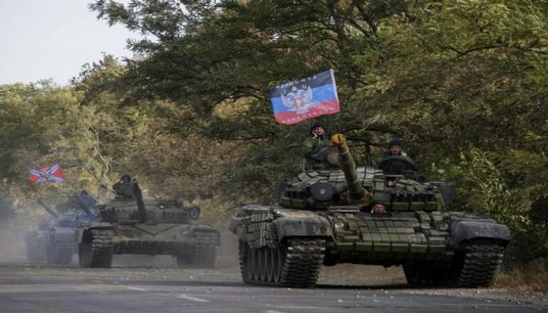 دبابات تحمل علم جمهورية دونيتسك المعلنة من جانب واحد شرق أوكرانيا