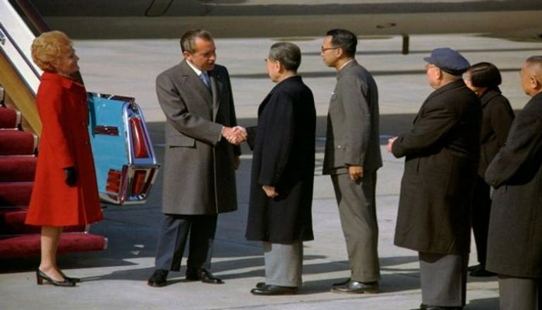 الرئيس الأمريكي الأسبق نيكسون يصافح رئيس الوزراء الصيني الأسبق تشو إن لاي
