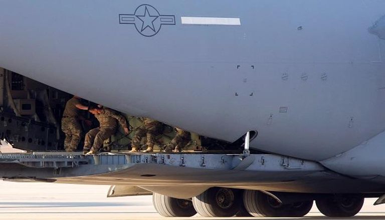 جنود الجيش الأمريكي على متن طائرة نقل متجهة إلى أوروبا
