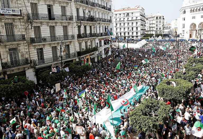 مظاهرة في الحراك الشعبي بالجزائر قبل 3 أعوام - أرشيفية مظاهرة في الحراك الشعبي بالجزائر قبل 3 أعوام - أرشيفية
