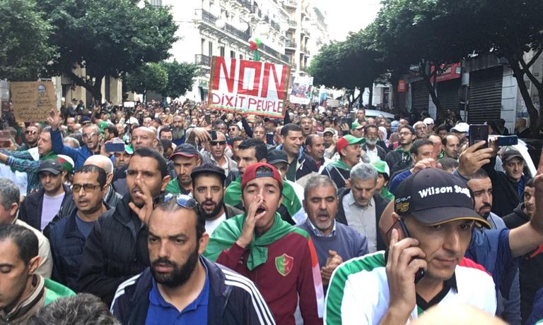 مظاهرة في الحراك الشعبي بالجزائر قبل 3 أعوام - أرشيفية مظاهرة في الحراك الشعبي بالجزائر قبل 3 أعوام - أرشيفية