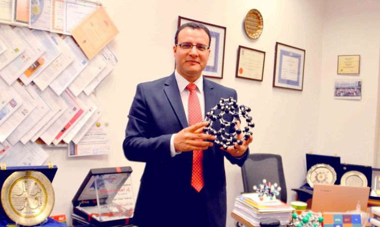 د.إبراهيم الشربيني مدير مركز أبحاث علوم المواد بمدينة زويل