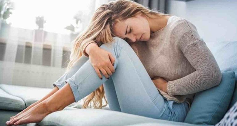 سيدة تعاني من آلام الدورة الشهرية