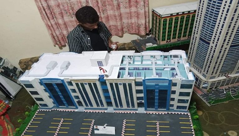 المجسمات يتم صنعها من الكرتون وبعض المواد المهملة