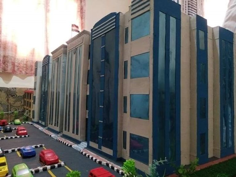 المجسمات يتم صنعها من الكرتون وبعض المواد المهملة