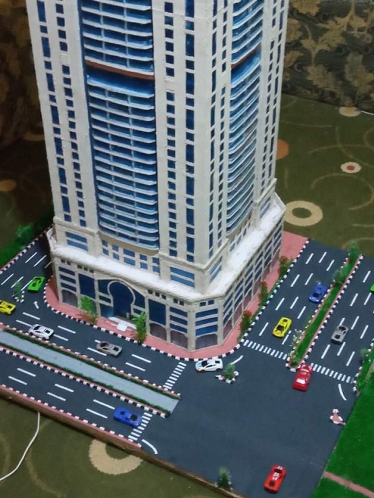 المجسمات يتم صنعها من الكرتون وبعض المواد المهملة