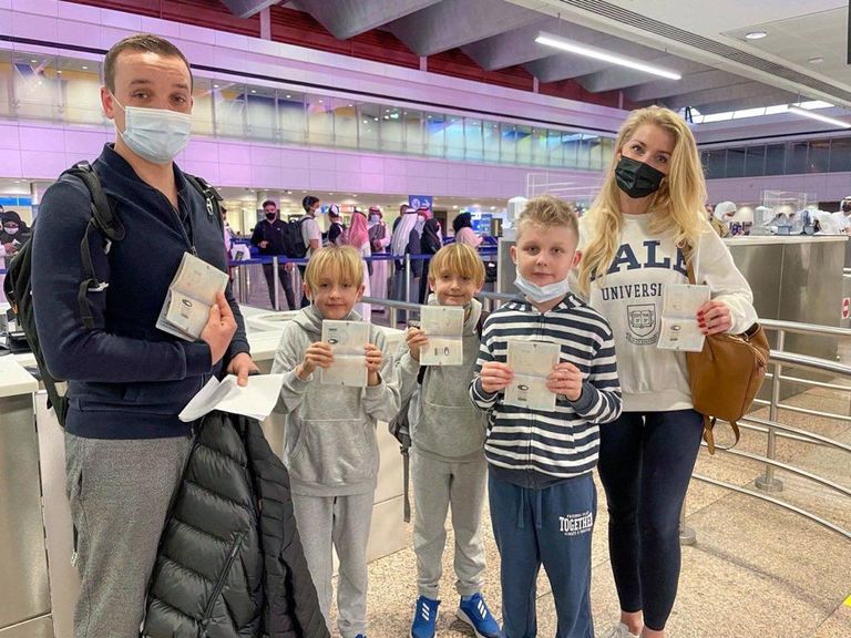 احتفالًا بتدشين الأيقونة الحضارية.. مطارات دبي ترحب بالمسافرين بـ"ختم متحف المستقبل" احتفالًا بالحدث العالمي..