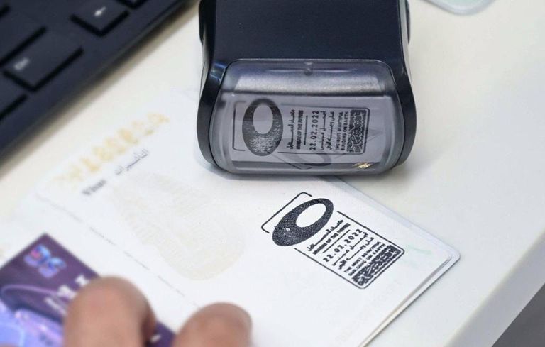 احتفالًا بتدشين الأيقونة الحضارية.. مطارات دبي ترحب بالمسافرين بـ"ختم متحف المستقبل" احتفالًا بالحدث العالمي..