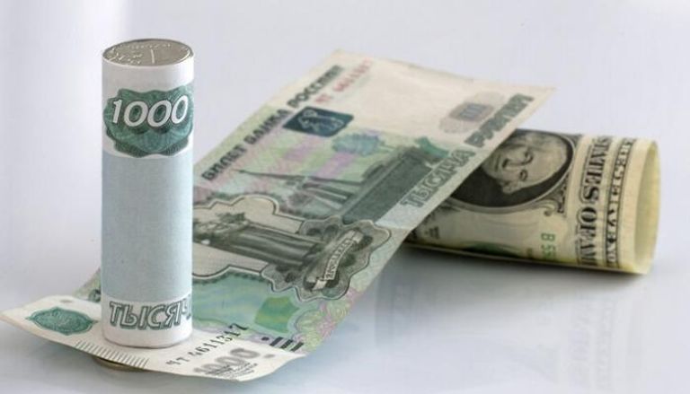 الروبل الروسي ينهار أمام الدولار