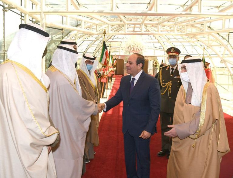 الشيخ مشعل الأحمد الجابر الصباح، ولي عهد الكويت يستقبل الرئيس عبدالفتاح السيسي بمطار الكويت