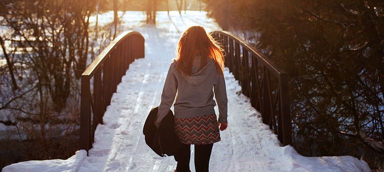 سيدة تعاني من آلام في القلب